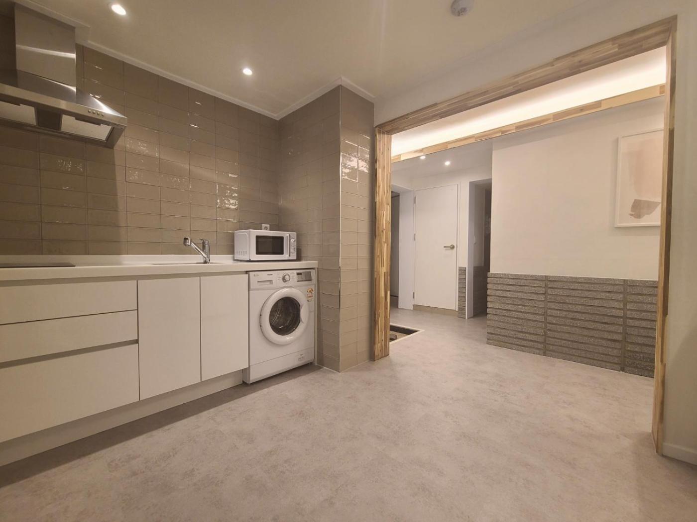 6 Hongdae 5br & 4bath, Elevator, Free Wifi Apartment