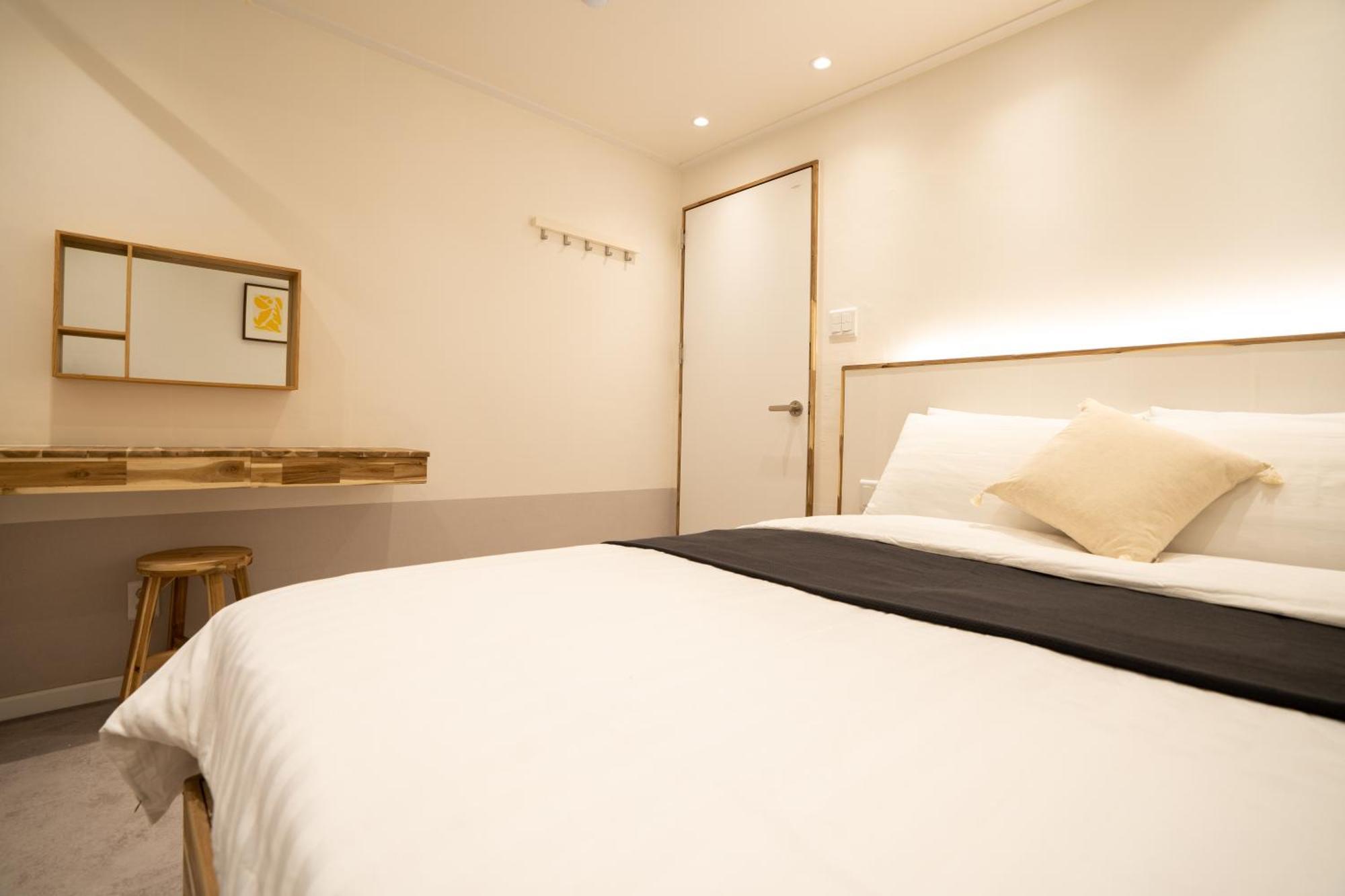 6 Hongdae 5br & 4bath, Elevator, Free Wifi Apartment *