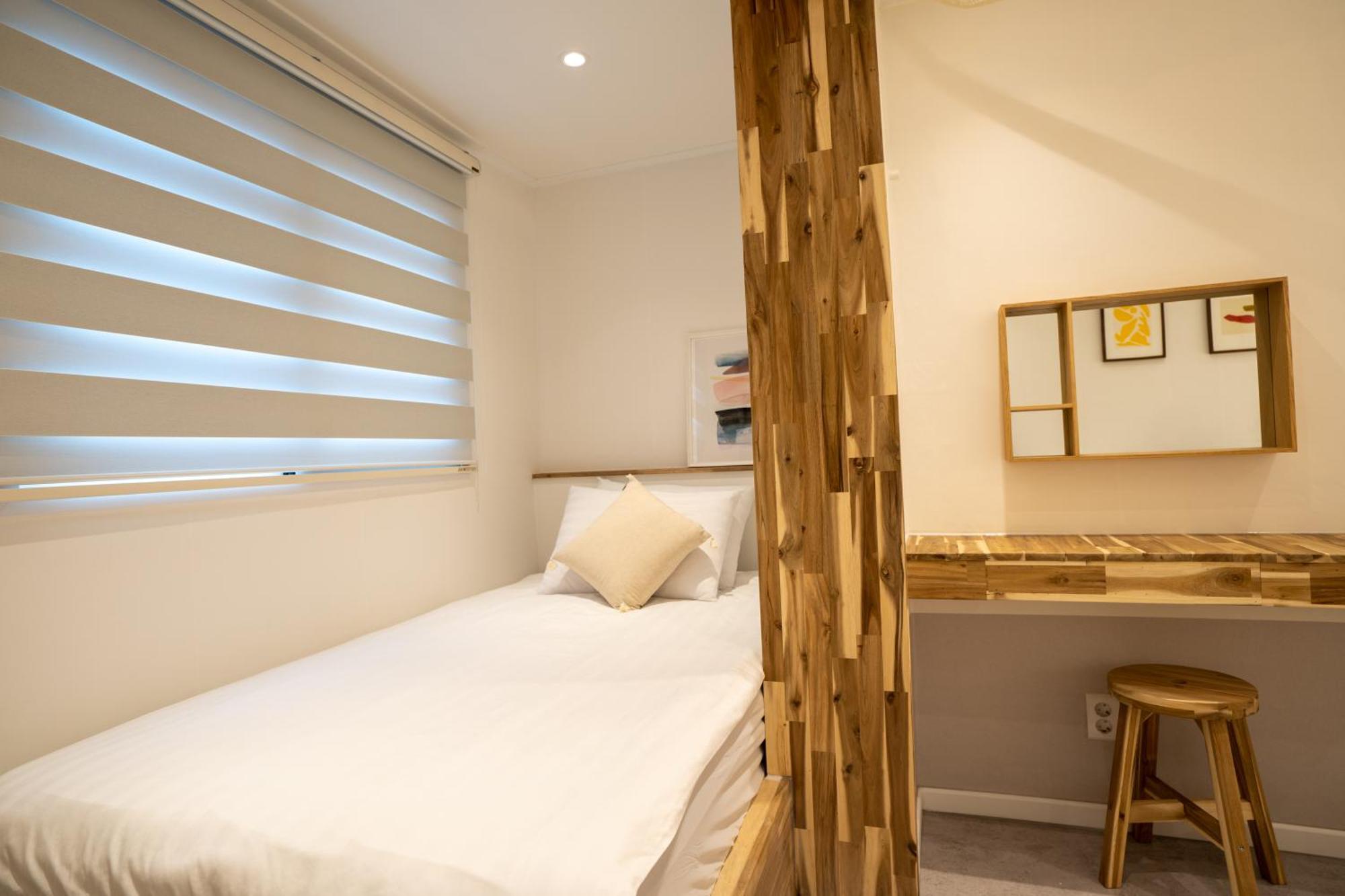 Apartment 6 Hongdae 5br & 4bath, Elevator, Free Wifi *