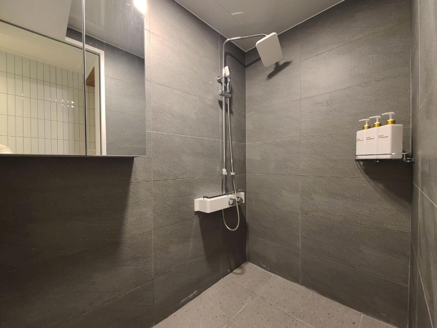 Apartment 6 Hongdae 5br & 4bath, Elevator, Free Wifi Seoul