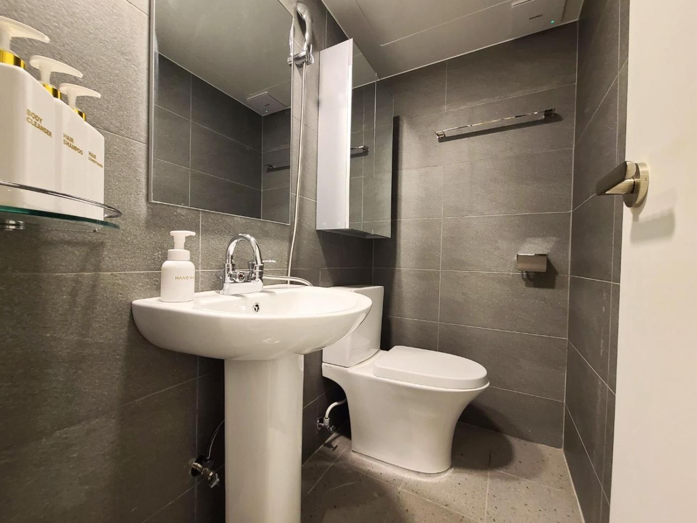 6 Hongdae 5br & 4bath, Elevator, Free Wifi Apartment