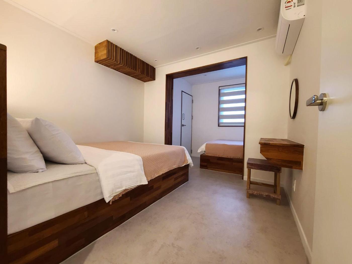 Apartment 6 Hongdae 5br & 4bath, Elevator, Free Wifi *