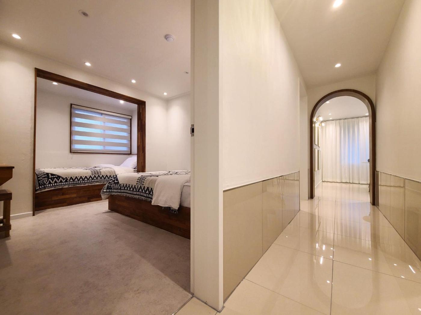 Apartment 6 Hongdae 5br & 4bath, Elevator, Free Wifi *